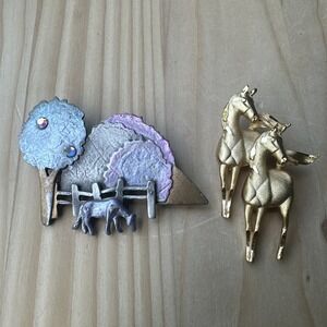 VTG Horse Mountains Scenic Brooch 2.5"‎ Signed Mystique w Horses Pin 2" Goldtone